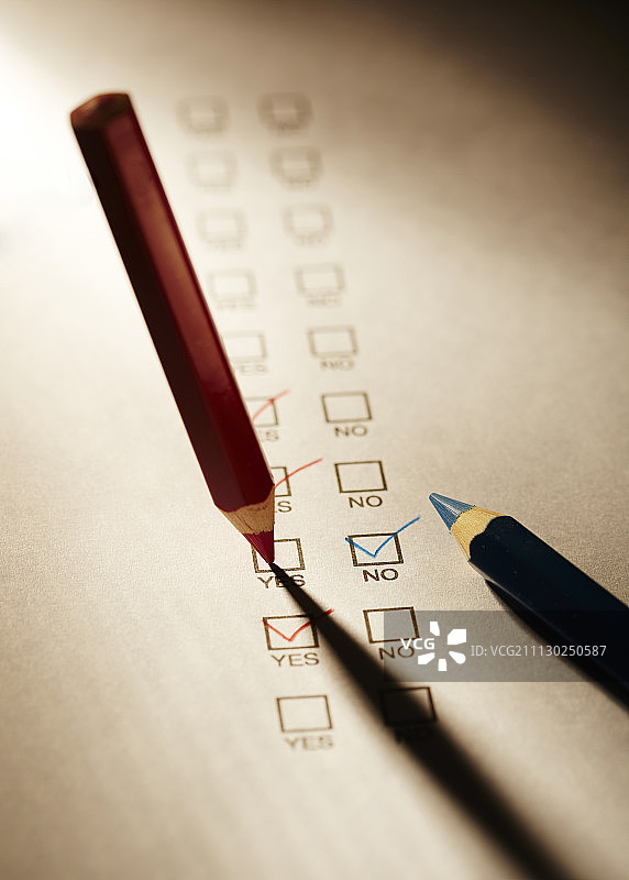 红色和蓝色铅笔在记分卡上的工作室照片图片素材