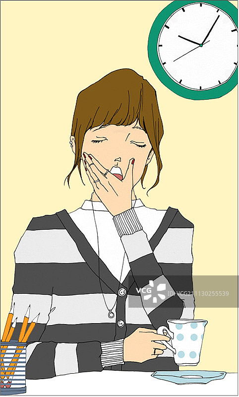 打呵欠并拿着咖啡杯的女人图片素材