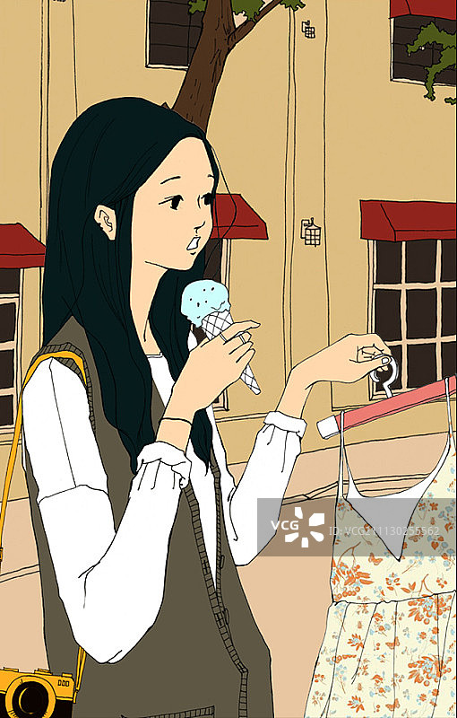 女人拿着冰淇淋在街上购物图片素材