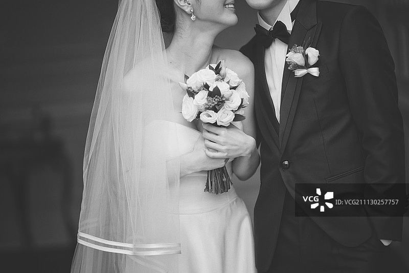 身穿礼服和婚纱的情侣欢笑的摄影作品图片素材