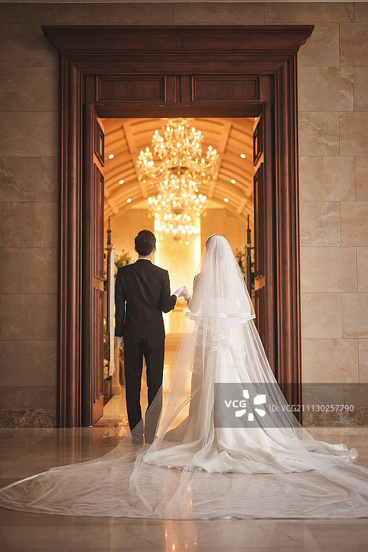 情侣婚礼礼堂前合影图片素材