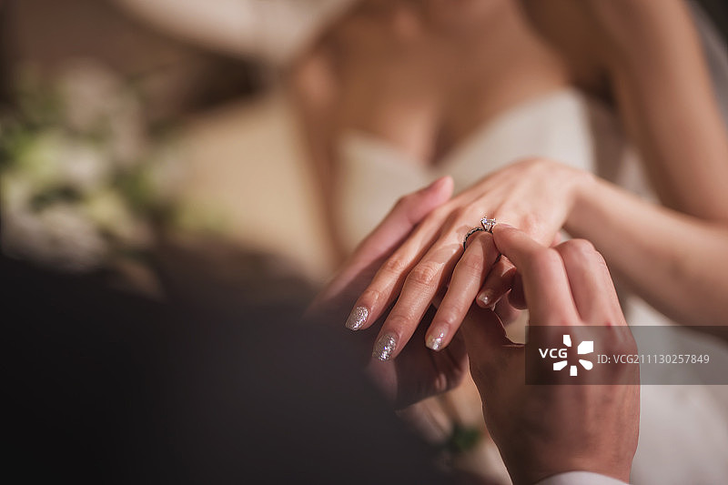 身穿燕尾服的男人给女人戴戒指摄影作品图片素材