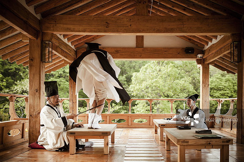 老师管教穿着传统韩国服装的学生图片素材