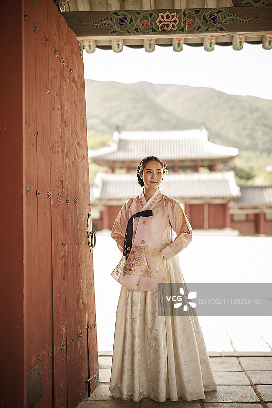穿着传统服装的韩国已婚妇女 портрет图片素材