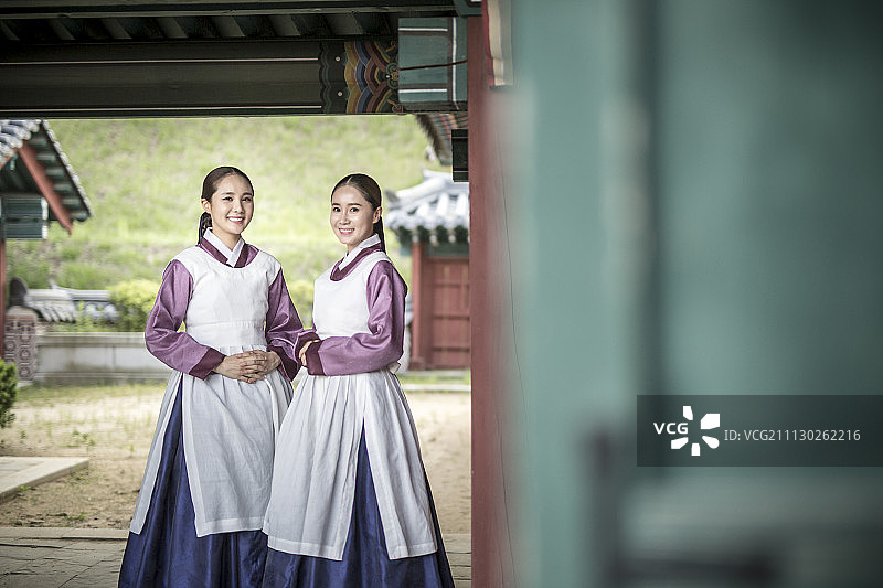 两位女士身穿传统韩国服装微笑图片素材