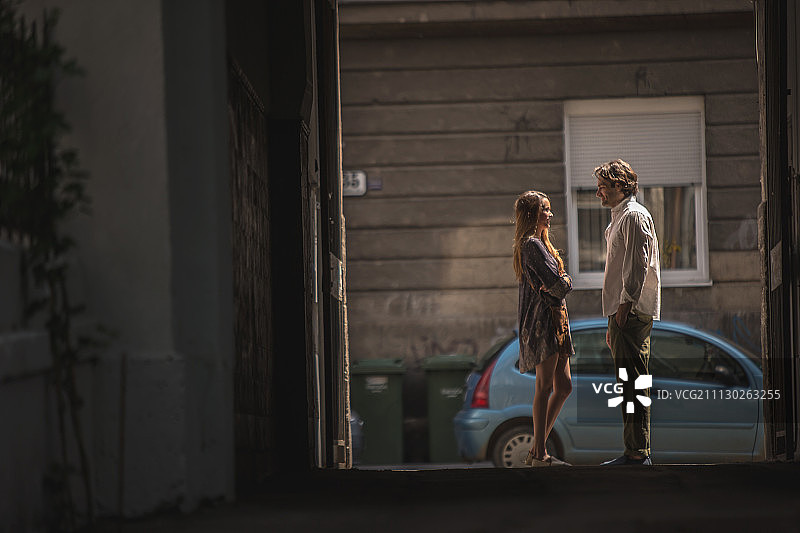 街上男人和女人面对面站立图片素材