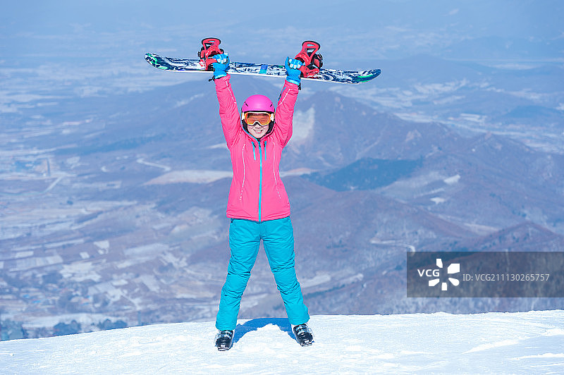 年青女性在滑雪场图片素材