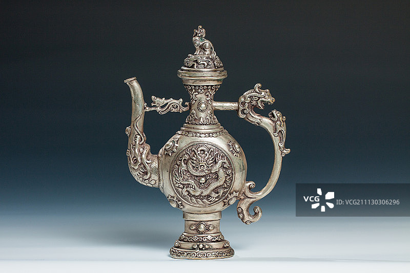 银制酒壶图片素材