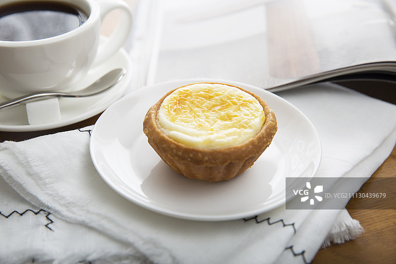 咖啡、点心和杂志图片素材