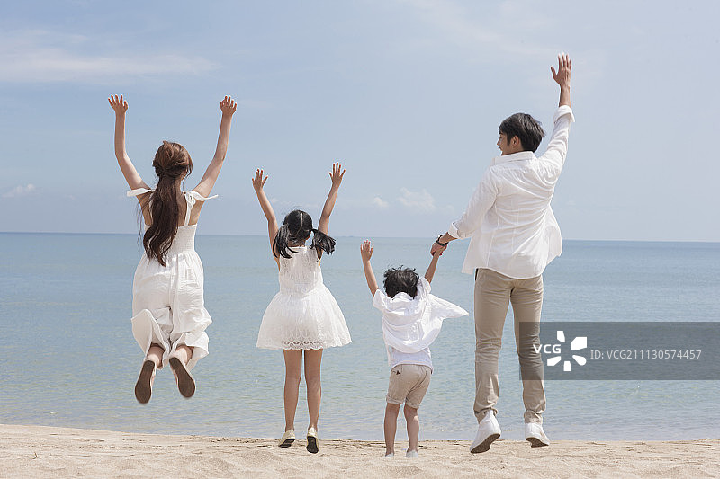 家庭,小家庭,海滩,跳跃图片素材