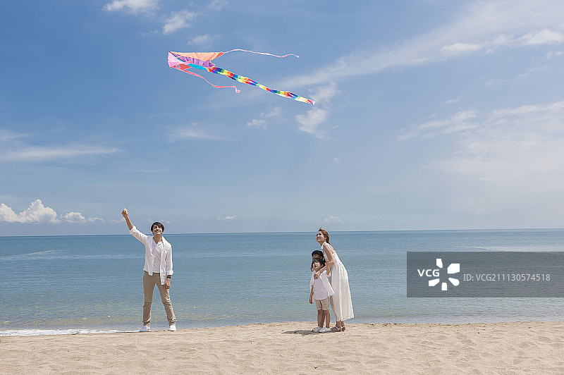 家庭,小家庭,海滩,放风筝图片素材