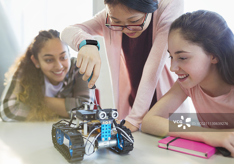 女学生在教室里组装机器人图片素材