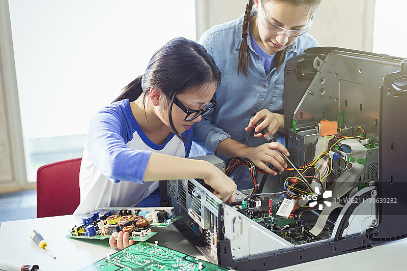 在教室里组装电脑的女学生们图片素材