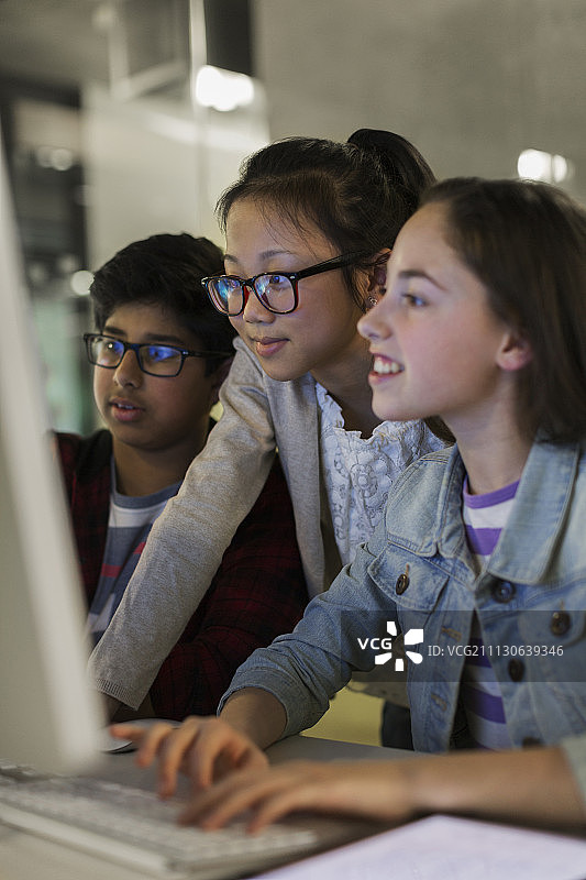 学生在教室里使用电脑图片素材