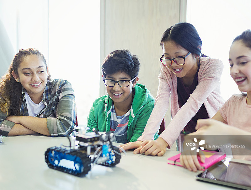 学生在教室里编程和测试机器人图片素材