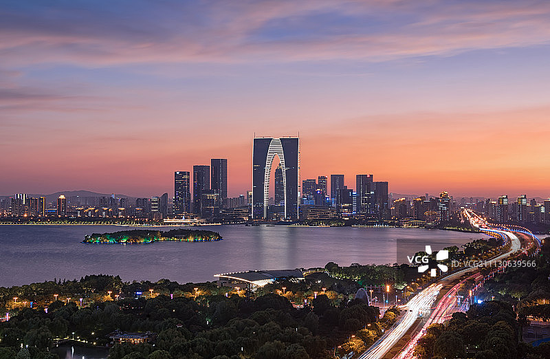 苏州金鸡湖东方之门CBD夜景风光图片素材