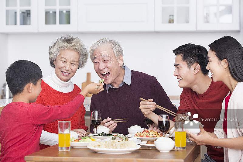 一家人过新年吃团圆饭图片素材