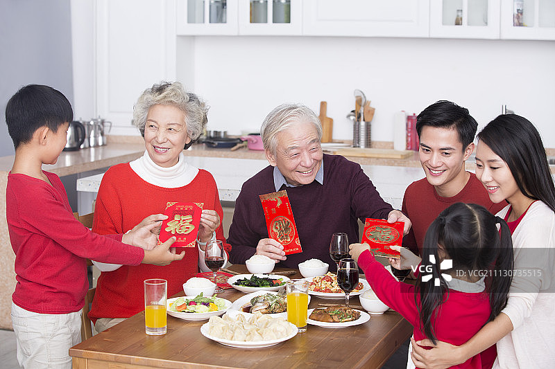 一家人过新年吃团圆饭图片素材