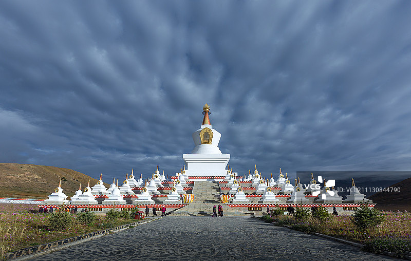 四川香格里拉--圣洁的白塔图片素材