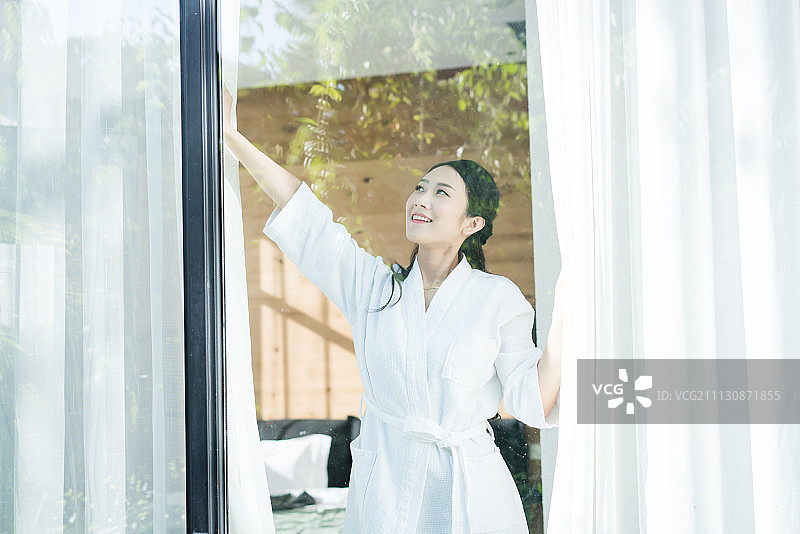 穿着浴袍的年轻女子图片素材