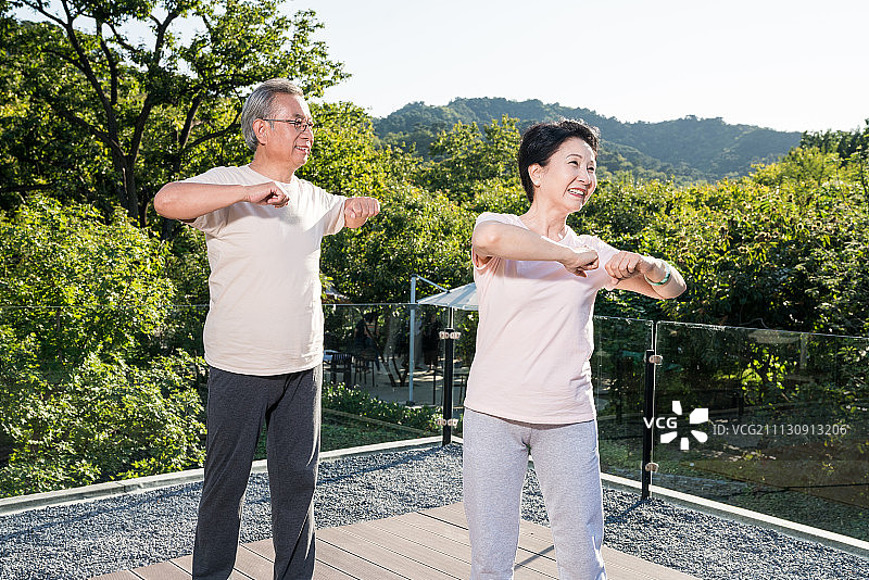 一对老夫妻在锻炼身体图片素材