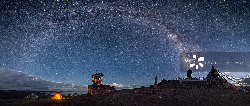 银河下的黄河源牛头碑图片素材