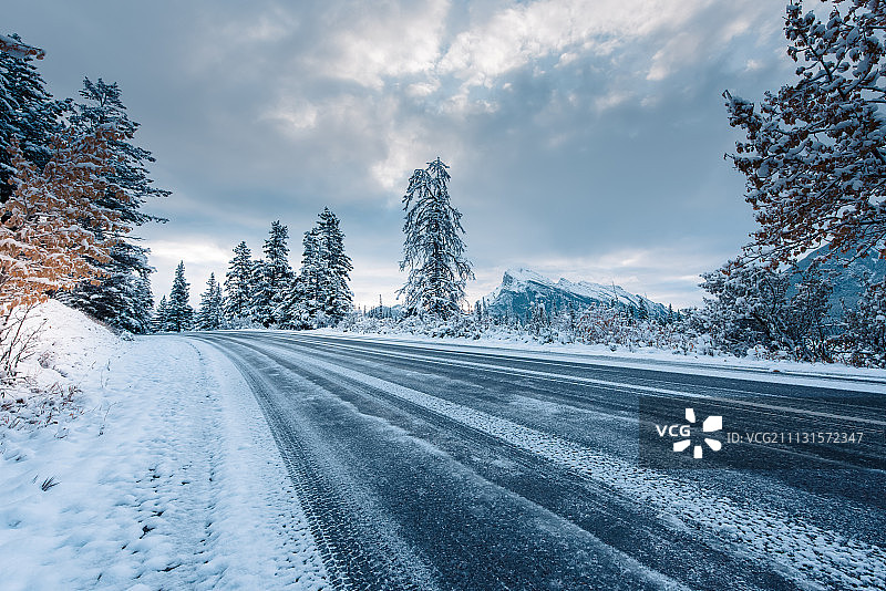 雪地公路图片素材