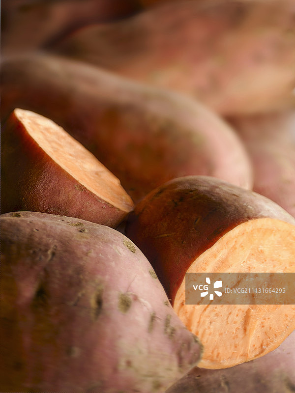 甘薯，展示了切开的淡橙色果肉图片素材
