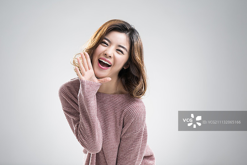 可爱的年轻女孩在大喊图片素材