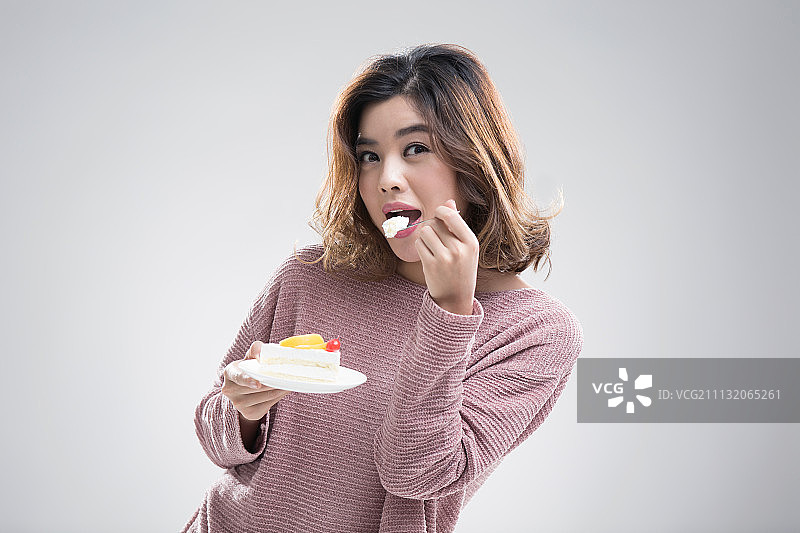 年轻美女吃蛋糕图片素材