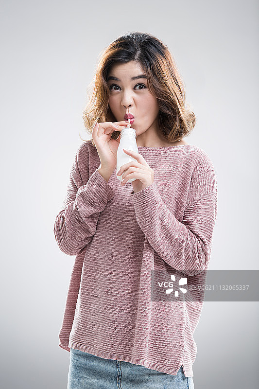年轻美女喝牛奶图片素材