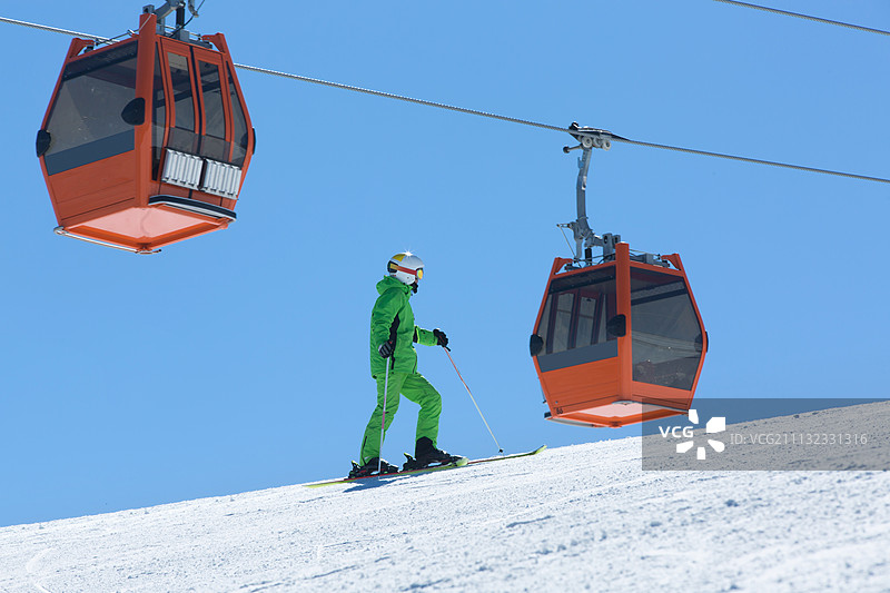 青年女人户外滑雪图片素材