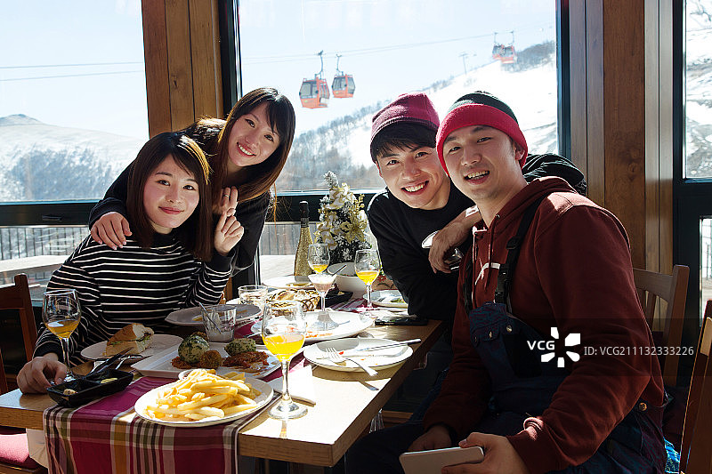 青年男女在餐馆聚餐图片素材