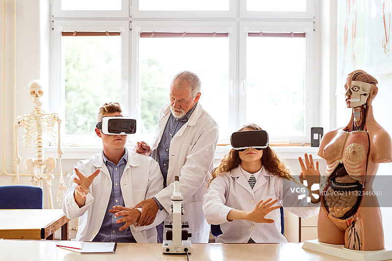 年长的老师在劳动中给高中生讲生物课图片素材