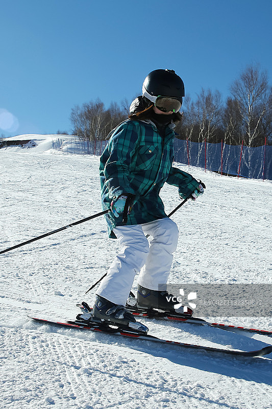 青年女人户外滑雪图片素材