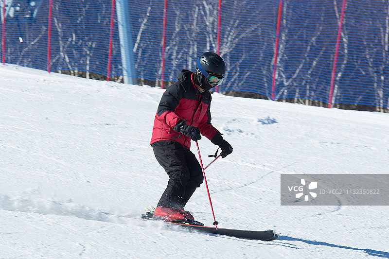 青年女人户外滑雪图片素材
