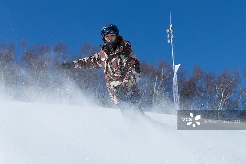 青年男人户外滑雪图片素材