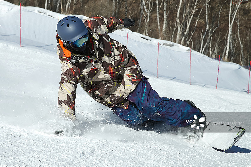 青年男人户外滑雪图片素材