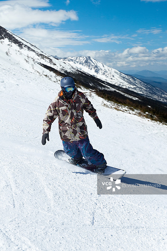 青年男人户外滑雪图片素材