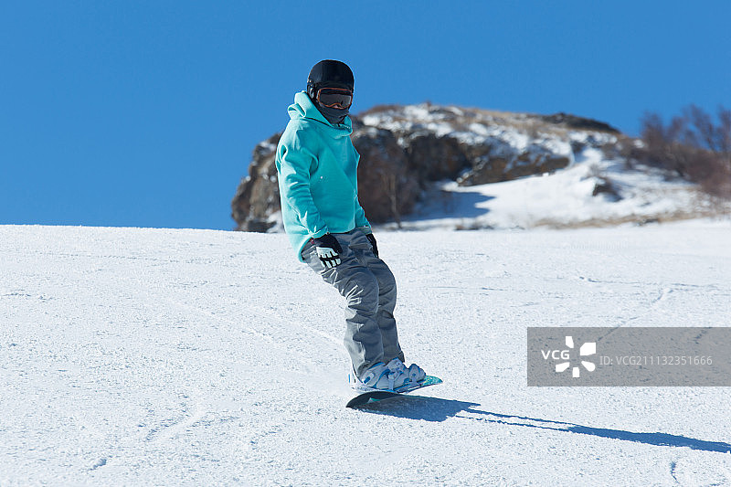 青年女人户外滑雪图片素材