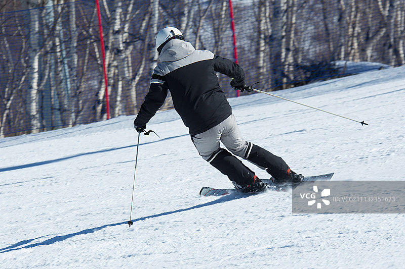 青年男人户外滑雪图片素材