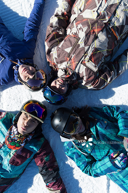 青年男女户外滑雪图片素材