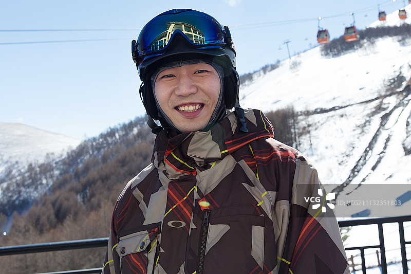 青年男人户外滑雪图片素材