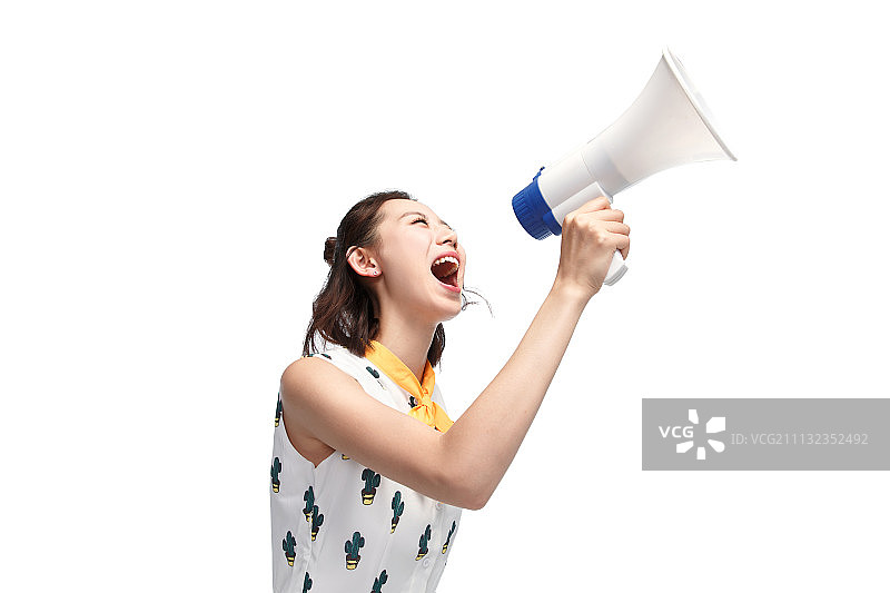 年轻女孩拿着话筒图片素材