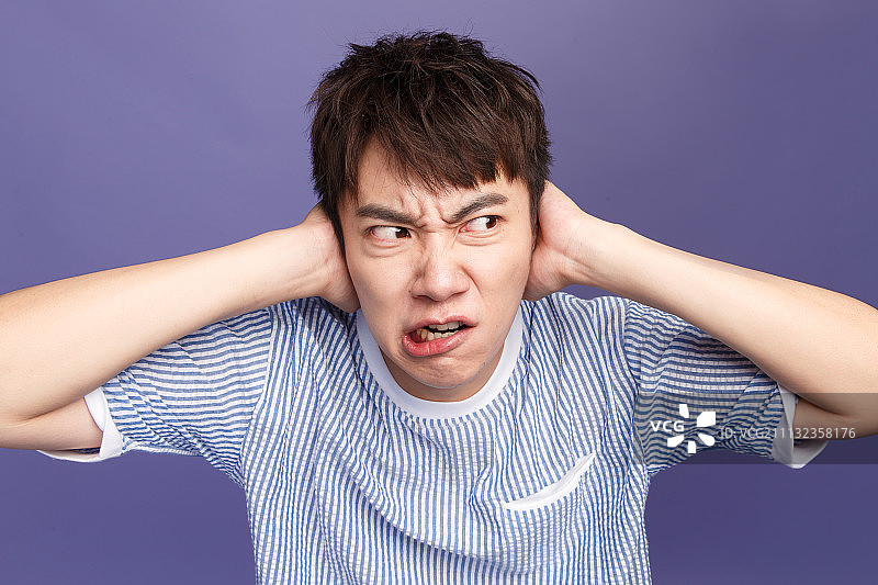 青年男人捂着耳朵尖叫图片素材