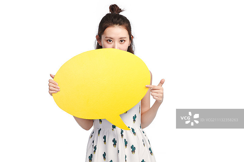 时尚青年女人拿着对话框图片素材