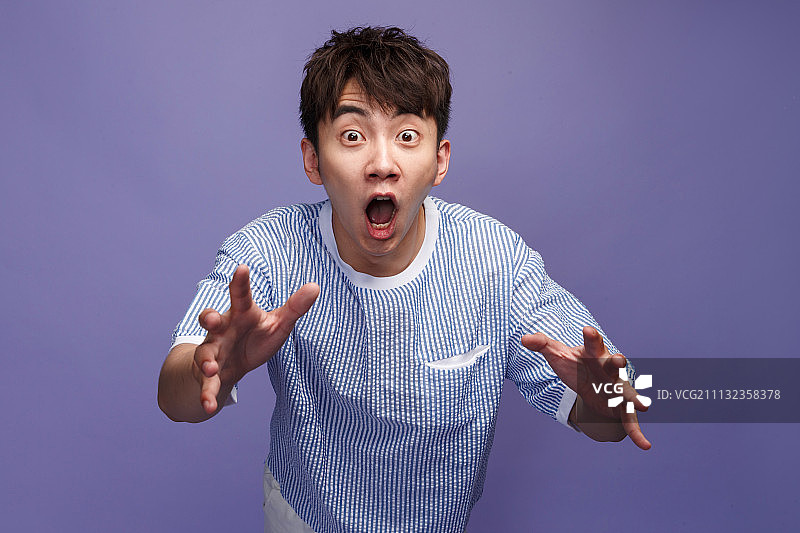 面部表情震惊的青年男人图片素材