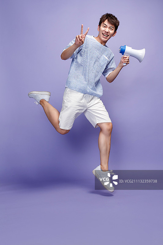 时尚青年男人拿着话筒图片素材