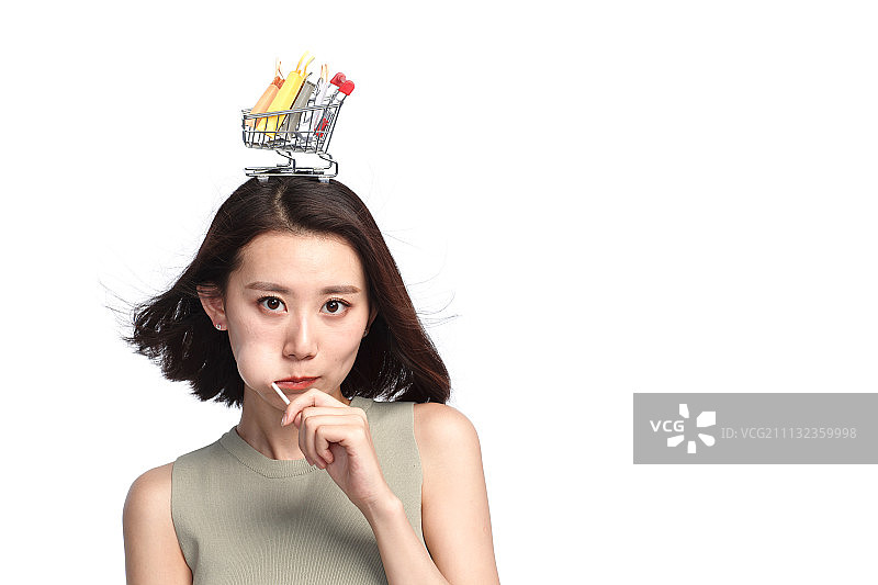 快乐的年轻女孩头顶购物车图片素材