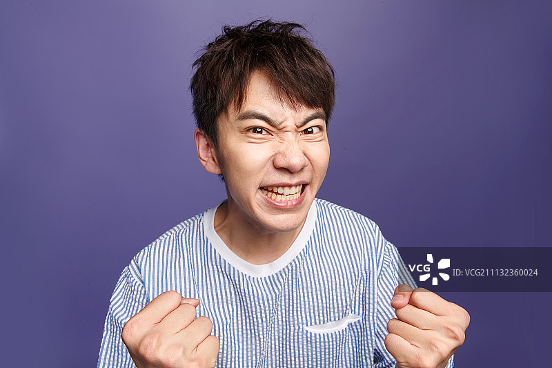 激动的青年男人图片素材